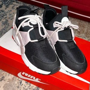 Women Nike air Huarache City low black/ Barley rose-summit white